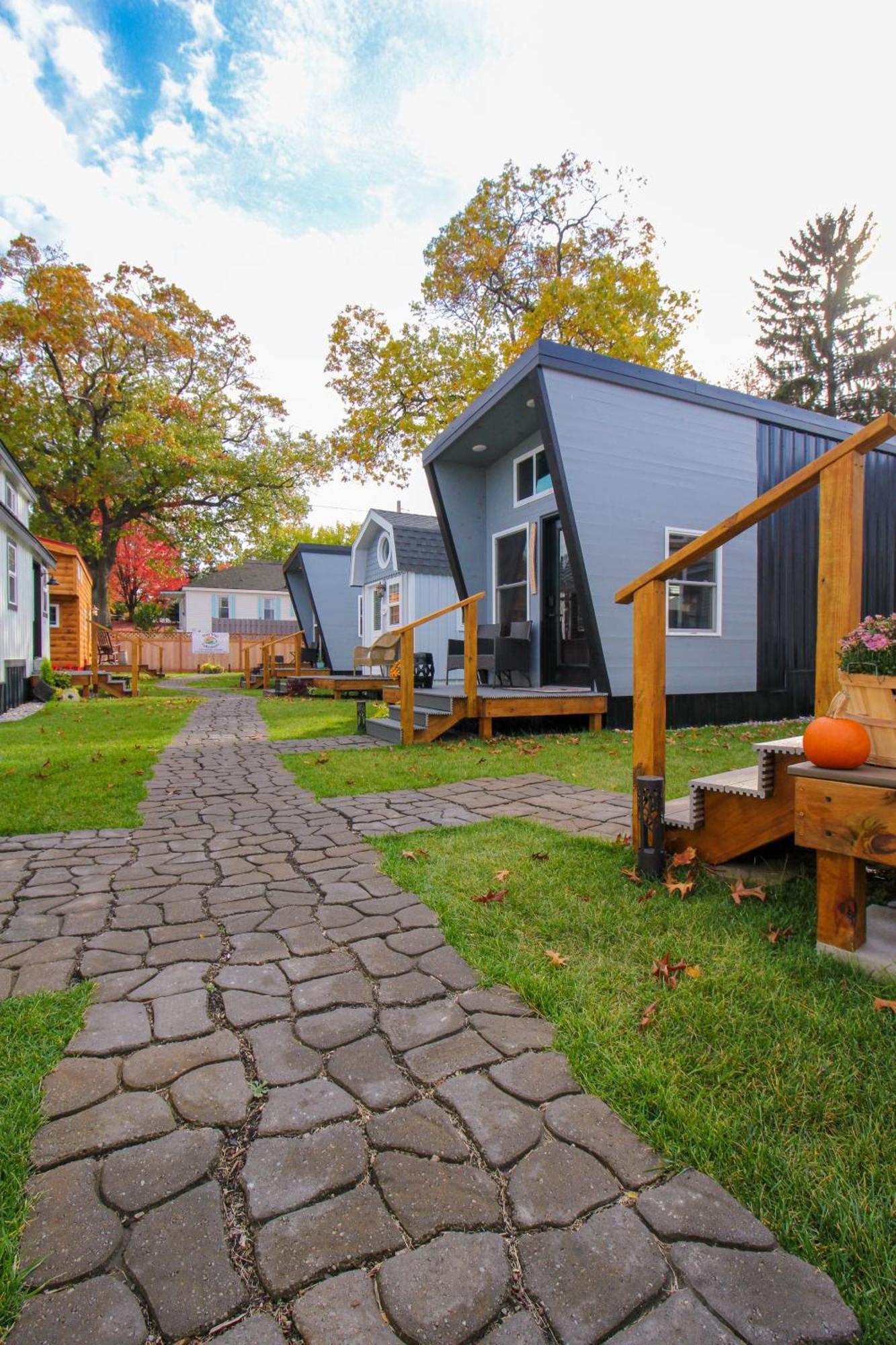 Tiny Digs Lakeshore - Tiny House Lodging مسكيغون المظهر الخارجي الصورة