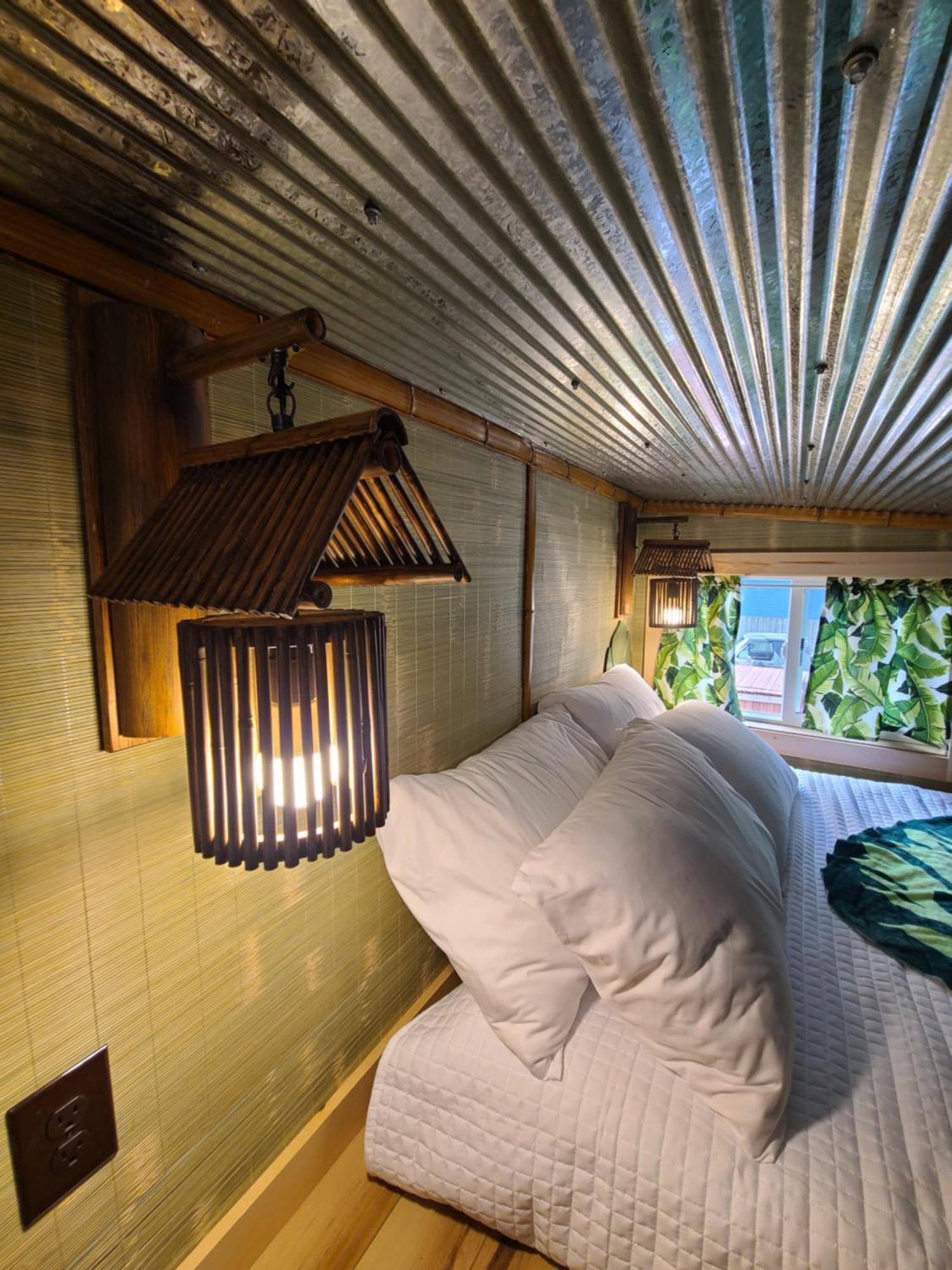 Tiny Digs Lakeshore - Tiny House Lodging مسكيغون الغرفة الصورة